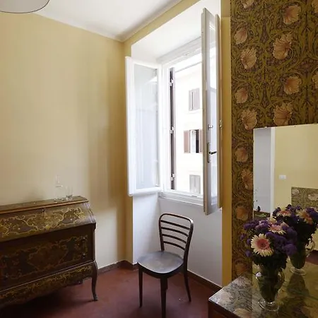 Via Montebello شقة